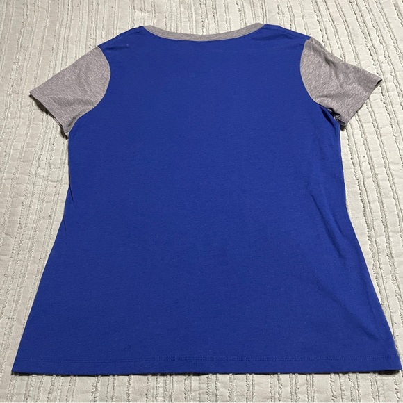 Women’s Nike Atlanta Braves V-Neck Tee - Picture 3 of 4